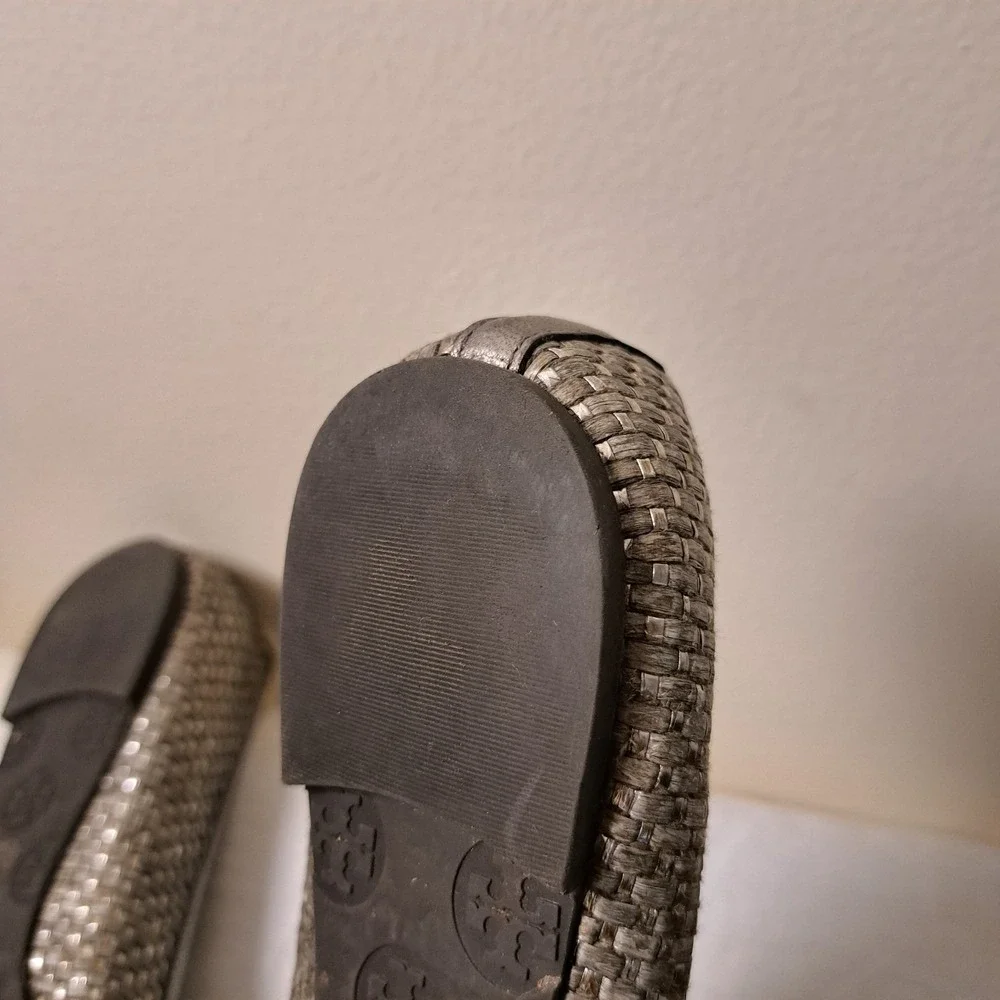 Tory Burch Reva Ballet Flats‎ Woven Metallic Pewter Silver Logo Medallion Shoes